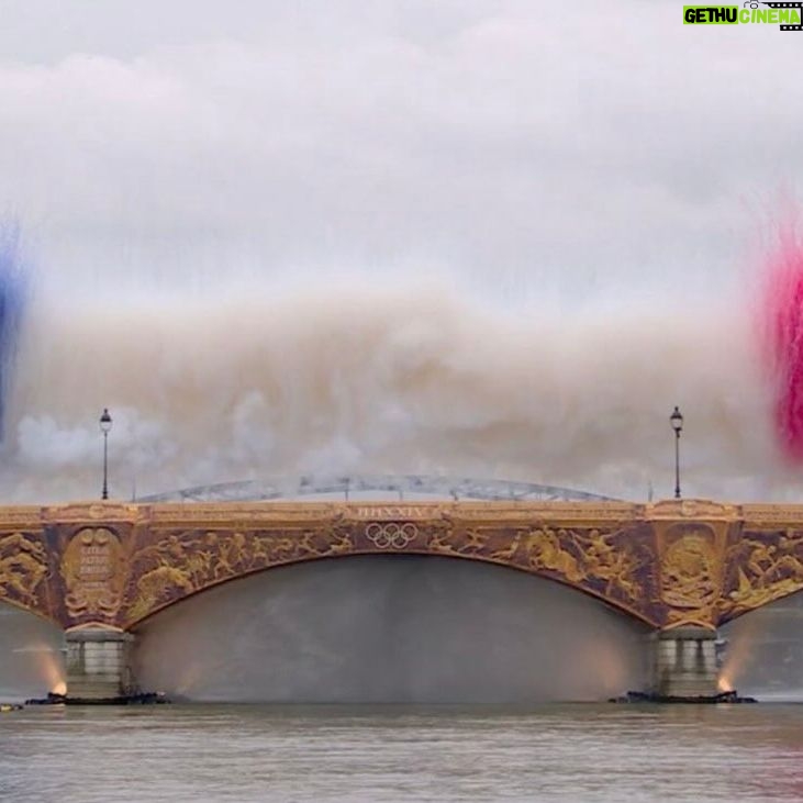 Jason Chicandier - 12.2K Likes - Font chier ces bobos !
On aurait voulu un crash, un truc ridicule. Comme Le Parisien a jugé hâtivement la « Coupe du monde du rugby ». On était là, postés, nous les gens de droite avec nos chaussettes rouges, type Balladur pour dire « Vous avez vraiment dépensé notre pognon pour cette merde ?! ». Je m’étais même fait tatouer Philippe Seguin sur les prunes. Et puis on a regardé. C’était bien. « Attends ça va merder Martine, c’est des fumiers de gauchos, ils merdent toujours !! Non mais c’est pas encore ! T’énerve pas, ils vont bien finir par merder !!! Bon ok ! Ils ont fait un début de JO extraordinaire qu’on en parlera encore dans 50 ans ! J’y peux rien moi !!! » J’avais envie d’y crever les yeux… « mais bon Martine parfois faut savoir être honnête !!! Ils ont été bons… excellents même ! ». Z’ont pas fini de faire les malins…mais merci 🙏 ! Gloire à la France 🇫🇷 même si ma proposition de Benny B en opening fut passablement rejeté ! Sans ironie aucune pour le coup : bravo ! Un peu comme un doigt dans le douteux pendant le pompier « On n’en demandait pas tant mais n’arrêtez surtout pas ! ».
