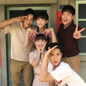 Jason Hsu Instagram - “🚂火車來去”殺青了🍾
好熱好熱的四個半月終於結束了
很喜歡拍戲但是又很受不了全身流一堆汗又要一直換衣服
尤其還要穿冬裝真的是@**^%#^*%
但好險…有你們的陪伴
雖然彼此的陪伴沒有辦法讓天氣變涼
但是可以讓心情變好
每天一起研究劇本一邊垃圾話
一起探索飯店附近的美食
拍戲空檔大家都在研究怎麼讓自己降溫
分享自己在網購的各種電扇
開心的四個月
謝謝幕前幕後大家的照顧
之前是期待殺青
現在是期待播出了

#火車來去 #殺青 #真的很熱 #熱到內褲都濕了
