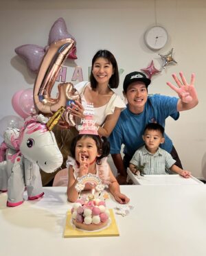 Jason Hsu Instagram - 2024.07.11
Doreen從去年冬天就在倒數自己四歲的生日
好不容易等到了這天
整天一直說要辦一個生日派對😂
只能跟她說爸爸明年再幫妳想想要怎麼Party好嗎？
沒有人生日派對當天揪的啦！

最近的妳很喜歡彩虹🌈
媽媽特別幫妳準備了彩虹的裝飾
爸爸媽媽不只希望妳生日這天可以玩得開開心心
希望每一天的妳也都可以開開心心
Doreen生日願望竟然許願說
希望自己不要再跟弟弟搶玩具
聽了覺得好笑又欣慰
雖然真的蠻常搶的😆
但是好玩的玩具哪個小孩不愛
最近也有感覺到妳越來越棒了
慢慢聽得懂我們跟妳溝通的事情
也感受到妳有試著想要做到
其實弟弟也剛好在一個偏失控的兩歲階段🤣
辛苦妳了😊
加油！我們都會陪在妳身邊的
We love you💋 
My little girl…..

❤️@chaochao1011 

PS. 我自己很喜歡最後一張，有一種「哇～～～～」的感覺😊
#許孟哲趙孟姿 #DoreenAndLiam #四歲生日快樂🎂