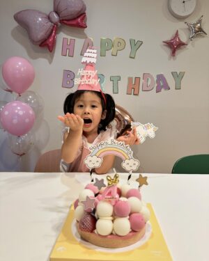 Jason Hsu Instagram - 2024.07.11
Doreen從去年冬天就在倒數自己四歲的生日
好不容易等到了這天
整天一直說要辦一個生日派對😂
只能跟她說爸爸明年再幫妳想想要怎麼Party好嗎？
沒有人生日派對當天揪的啦！

最近的妳很喜歡彩虹🌈
媽媽特別幫妳準備了彩虹的裝飾
爸爸媽媽不只希望妳生日這天可以玩得開開心心
希望每一天的妳也都可以開開心心
Doreen生日願望竟然許願說
希望自己不要再跟弟弟搶玩具
聽了覺得好笑又欣慰
雖然真的蠻常搶的😆
但是好玩的玩具哪個小孩不愛
最近也有感覺到妳越來越棒了
慢慢聽得懂我們跟妳溝通的事情
也感受到妳有試著想要做到
其實弟弟也剛好在一個偏失控的兩歲階段🤣
辛苦妳了😊
加油！我們都會陪在妳身邊的
We love you💋 
My little girl…..

❤️@chaochao1011 

PS. 我自己很喜歡最後一張，有一種「哇～～～～」的感覺😊
#許孟哲趙孟姿 #DoreenAndLiam #四歲生日快樂🎂