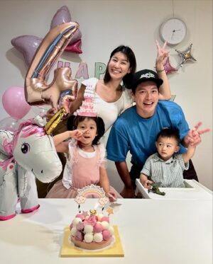 Jason Hsu Instagram - 2024.07.11
Doreen從去年冬天就在倒數自己四歲的生日
好不容易等到了這天
整天一直說要辦一個生日派對😂
只能跟她說爸爸明年再幫妳想想要怎麼Party好嗎？
沒有人生日派對當天揪的啦！

最近的妳很喜歡彩虹🌈
媽媽特別幫妳準備了彩虹的裝飾
爸爸媽媽不只希望妳生日這天可以玩得開開心心
希望每一天的妳也都可以開開心心
Doreen生日願望竟然許願說
希望自己不要再跟弟弟搶玩具
聽了覺得好笑又欣慰
雖然真的蠻常搶的😆
但是好玩的玩具哪個小孩不愛
最近也有感覺到妳越來越棒了
慢慢聽得懂我們跟妳溝通的事情
也感受到妳有試著想要做到
其實弟弟也剛好在一個偏失控的兩歲階段🤣
辛苦妳了😊
加油！我們都會陪在妳身邊的
We love you💋 
My little girl…..

❤️@chaochao1011 

PS. 我自己很喜歡最後一張，有一種「哇～～～～」的感覺😊
#許孟哲趙孟姿 #DoreenAndLiam #四歲生日快樂🎂