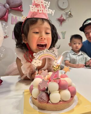 Jason Hsu Instagram - 2024.07.11
Doreen從去年冬天就在倒數自己四歲的生日
好不容易等到了這天
整天一直說要辦一個生日派對😂
只能跟她說爸爸明年再幫妳想想要怎麼Party好嗎？
沒有人生日派對當天揪的啦！

最近的妳很喜歡彩虹🌈
媽媽特別幫妳準備了彩虹的裝飾
爸爸媽媽不只希望妳生日這天可以玩得開開心心
希望每一天的妳也都可以開開心心
Doreen生日願望竟然許願說
希望自己不要再跟弟弟搶玩具
聽了覺得好笑又欣慰
雖然真的蠻常搶的😆
但是好玩的玩具哪個小孩不愛
最近也有感覺到妳越來越棒了
慢慢聽得懂我們跟妳溝通的事情
也感受到妳有試著想要做到
其實弟弟也剛好在一個偏失控的兩歲階段🤣
辛苦妳了😊
加油！我們都會陪在妳身邊的
We love you💋 
My little girl…..

❤️@chaochao1011 

PS. 我自己很喜歡最後一張，有一種「哇～～～～」的感覺😊
#許孟哲趙孟姿 #DoreenAndLiam #四歲生日快樂🎂