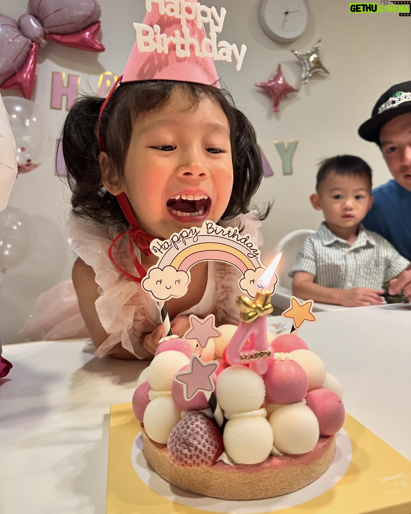 Jason Hsu - 8.6K Likes - 2024.07.11
Doreen從去年冬天就在倒數自己四歲的生日
好不容易等到了這天
整天一直說要辦一個生日派對😂
只能跟她說爸爸明年再幫妳想想要怎麼Party好嗎?
沒有人生日派對當天揪的啦!
最近的妳很喜歡彩虹🌈
媽媽特別幫妳準備了彩虹的裝飾
爸爸媽媽不只希望妳生日這天可以玩得開開心心
希望每一天的妳也都可以開開心心
Doreen生日願望竟然許願說
希望自己不要再跟弟弟搶玩具
聽了覺得好笑又欣慰
雖然真的蠻常搶的😆
但是好玩的玩具哪個小孩不愛
最近也有感覺到妳越來越棒了
慢慢聽得懂我們跟妳溝通的事情
也感受到妳有試著想要做到
其實弟弟也剛好在一個偏失控的兩歲階段🤣
辛苦妳了😊
加油!我們都會陪在妳身邊的
We love you💋
My little girl…..
❤️@chaochao1011
PS. 我自己很喜歡最後一張,有一種「哇~~~~」的感覺😊
#許孟哲趙孟姿 #DoreenAndLiam #四歲生日快樂🎂
