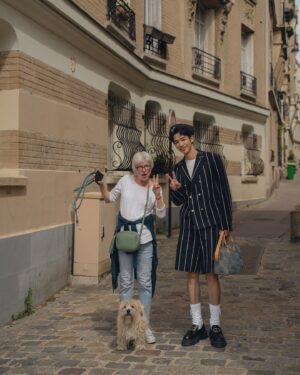 Jasper Liu Instagram - 2025的這場春夏大秀，親臨現場的震撼與感動，真的很難用言語形容。當下最直觀的感受像是聽見了全人類們的吶喊。設計的概念與靈感都很喜歡。希望和大家分享這些最美麗的文字。

路易威登 2025 年春夏男士系列向與地球共存的人類致敬。從我們稱之為家園的星球上縮小，它從太陽的角度描繪了我們的種族，在廣度上謙遜，在力量上和諧。當我們的國際社區齊聚巴黎之際，男裝創意總監 Pharrell Williams 反思了路易威登全球心態的團結精神。該系列透過精心製作的色調輪廓，呈現出地球上所有人類膚色的細微差別（每個人都受到同一太陽的照射），展示了人類宏觀和微觀觀點之間的關係：由不同的物種構成相同的血肉。Le Monde Est à Vous世界是你的The World is Yours 

#LVMenSS25
#LouisVuitton
@louisvuitton 
@pharrell 

Photographer @h_paris_h 
Hairstyle @ajae_yt 
Makeup @minniechaooo