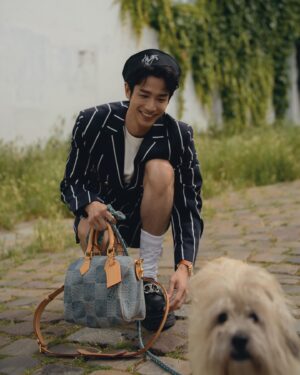 Jasper Liu Instagram - 2025的這場春夏大秀，親臨現場的震撼與感動，真的很難用言語形容。當下最直觀的感受像是聽見了全人類們的吶喊。設計的概念與靈感都很喜歡。希望和大家分享這些最美麗的文字。

路易威登 2025 年春夏男士系列向與地球共存的人類致敬。從我們稱之為家園的星球上縮小，它從太陽的角度描繪了我們的種族，在廣度上謙遜，在力量上和諧。當我們的國際社區齊聚巴黎之際，男裝創意總監 Pharrell Williams 反思了路易威登全球心態的團結精神。該系列透過精心製作的色調輪廓，呈現出地球上所有人類膚色的細微差別（每個人都受到同一太陽的照射），展示了人類宏觀和微觀觀點之間的關係：由不同的物種構成相同的血肉。Le Monde Est à Vous世界是你的The World is Yours 

#LVMenSS25
#LouisVuitton
@louisvuitton 
@pharrell 

Photographer @h_paris_h 
Hairstyle @ajae_yt 
Makeup @minniechaooo