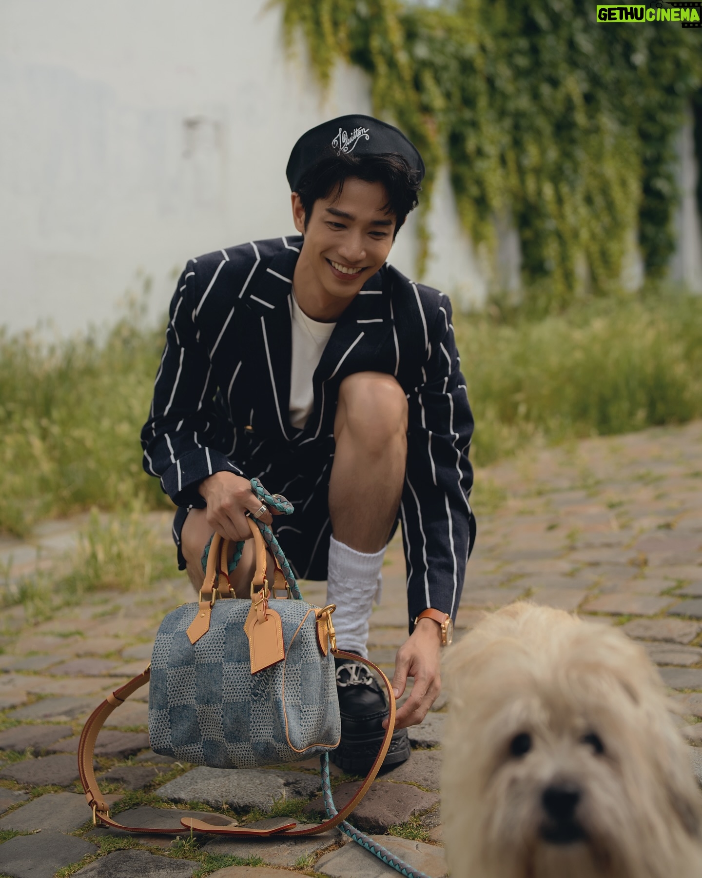 Jasper Liu - 56.4K Likes - 2025的這場春夏大秀,親臨現場的震撼與感動,真的很難用言語形容。當下最直觀的感受像是聽見了全人類們的吶喊。設計的概念與靈感都很喜歡。希望和大家分享這些最美麗的文字。
路易威登 2025 年春夏男士系列向與地球共存的人類致敬。從我們稱之為家園的星球上縮小,它從太陽的角度描繪了我們的種族,在廣度上謙遜,在力量上和諧。當我們的國際社區齊聚巴黎之際,男裝創意總監 Pharrell Williams 反思了路易威登全球心態的團結精神。該系列透過精心製作的色調輪廓,呈現出地球上所有人類膚色的細微差別(每個人都受到同一太陽的照射),展示了人類宏觀和微觀觀點之間的關係:由不同的物種構成相同的血肉。Le Monde Est à Vous世界是你的The World is Yours
#LVMenSS25
#LouisVuitton
@louisvuitton
@pharrell
Photographer @h_paris_h
Hairstyle @ajae_yt
Makeup @minniechaooo