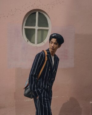 Jasper Liu Instagram - 2025的這場春夏大秀，親臨現場的震撼與感動，真的很難用言語形容。當下最直觀的感受像是聽見了全人類們的吶喊。設計的概念與靈感都很喜歡。希望和大家分享這些最美麗的文字。

路易威登 2025 年春夏男士系列向與地球共存的人類致敬。從我們稱之為家園的星球上縮小，它從太陽的角度描繪了我們的種族，在廣度上謙遜，在力量上和諧。當我們的國際社區齊聚巴黎之際，男裝創意總監 Pharrell Williams 反思了路易威登全球心態的團結精神。該系列透過精心製作的色調輪廓，呈現出地球上所有人類膚色的細微差別（每個人都受到同一太陽的照射），展示了人類宏觀和微觀觀點之間的關係：由不同的物種構成相同的血肉。Le Monde Est à Vous世界是你的The World is Yours 

#LVMenSS25
#LouisVuitton
@louisvuitton 
@pharrell 

Photographer @h_paris_h 
Hairstyle @ajae_yt 
Makeup @minniechaooo
