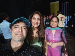 Jaswinder Gardner Instagram - I was invited to watch the incredible show “Ek Mai Aur Ek Two “ directed by my dear friend @paritosh.painter whom I’ve known for 24 years! Since our @mithibaicollege days 🎭✨

The direction was absolutely fantastic!  I loved the play from start to finish. The plot was so well-crafted, the script sharp, and the dialogues hilarious—I was in splits the entire time! 

It was a joy to reconnect @shweta.tiwari whom I hadn’t seen in 14 years. I had the opportunity to work with her @colorstv launch show “Jane Kya Baat Hui” my first show as a parallel lead & as always she was fantastic in this hilarious comedy that kept the audience captivated throughout. The entire cast delivered outstanding performances.

Had a wonderful time catching up with old friends @sejaldp12 @ninadkamatofficial @desai.dipan after a decade. What a memorable evening of great theatre and cherished connections!

#jaswindergardner #actors #theatre #bollywood #tv #television #reunion #oldfriends #shwetatiwari #ekmaiaurektwo #theatre #comedy #captivating #friendship #actorlife #collegefriends #memories