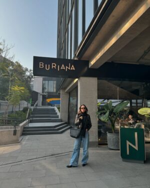 Javiera Díaz de Valdés Instagram - 1. El exquisito restaurante italiano @burianaristorante  es parte del club de beneficios de los propietarios de @exeed_bornformore 
2. Una #carbonara con trufa de @burianaristorante 
3, 4, 5, 6, 7 Vestida de puras marcas locales. Tocar para ver. 
8 y 10 trabajando para mi marca @libra_skincare 
9. Yendo a yoga.