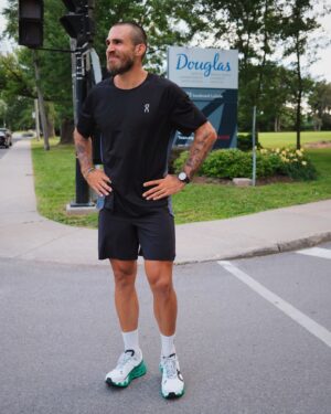 Jay Du Temple Instagram - Ça y est.
J’ai traversé le Canada à la course et à vélo.
Il reste 24 heures pour donner à ma levée de fonds pour la recherche en santé mentale. 💙

📷 @alexandre_champagne