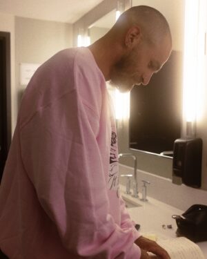 Jay Du Temple Instagram - Mon ami est revenu à la maison, après avoir traversé le Canada à la course et à vélo, s'arrêtant en chemin pour faire des spectacles en français, puis en amassant
151 561,89$ pour la @fondationdouglas 

Je me trouve chanceux d'avoir pu cueillir les moments où il est rentré à la maison, franchi la ligne d'arrivée et signé le dernier spectacle de sa tournée "Fin".

La dernière fois que c'est arrivé, c'était en janvier 2020, pour la fin de la tournée d'avant.

En sachant très bien qu'il allait aller plus loin qu'un Centre Bell, je ne suis pas surpris de la grandeur de l'exploit accompli, étant donné l'immensité du gars.

Bienvenue chez vous Jay, tout l'monde t'aime.