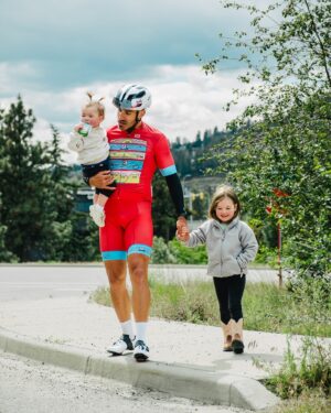 Jay Du Temple Instagram - 77 jours/7095km/17 spectacles/151 561,89$ remis à la @fondationdouglas 🇨🇦🤍

On a vécu beaucoup de belles choses dans les dernières semaines. Je ne sais pas si je réaliserai un jour.

La tournée canadienne fut possible grâce à plusieurs personnes, à commencer par ma grande sœur et gérante, Laurie. Merci d’y avoir cru la première et d’avoir porté ce projet autant que moi.
Merci de m’avoir rappelé dans les multiples moments de doute que ce projet était beau, me ressemblait, et qu’il allait parler aux gens. Tu avais (comme toujours) raison. Je t’aime.

Merci à mon coach Yves St-Louis du coaching du coureur, ainsi que Blaise Dubois de la clinique du coureur. Une préparation unique d’un an et demi, incluant un full Ironman, un 80km en trails, et beaucoup de volume m’a permis de traverser le deuxième plus grand pays au monde sans blessure, avec le sourire aux lèvres.

Merci aux partenaires qui ont rendu ce projet possible, sécuritaire et confortable. Guru, Germain Hôtels, Roulotte Rémillard, Sports Experts, Argon18, Metro, Couche-Tard, Go Rving, Bonjour Québec, Opto Réseau, Oikos, Biemme, @mintndry 
Votre générosité me touche.
Votre passion pour ce projet me dépasse.

Le merci le plus chaleureux à l’équipe :
Alex, Charles, Danny, Clovis. Merci les amis. Merci pour la profonde gentillesse, le temps, l’énergie, la drôlerie. J’étais souvent seul sur le vélo ou à courir, mais c’est nous qui avons traversé le Canada.

Merci à toutes les personnes rencontrées sur la route, aux spectateurs, aux klaxonneux, merci pour les pancartes et les muffins aux bleuets et les cadeaux et les encouragements. Vous m’avez énergisé et ému jusqu’au dernier kilomètre.

Merci à ma famille de me supporter avec autant d’amour. C’est facile d’aller loin quand on sait qu’un nid nous attend au retour. Je vous aime.

Merci.
À bientôt.
LFG.

PS : un merci spécial à Drowster qui a été présent pendant 2 semaines pour capter des souvenirs si précieux. Ton talent est grand, ta passion l’est encore plus. C’est un privilège de se retrouver devant ta lentille.