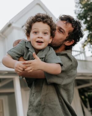 Jayme Matarazzo Instagram - Meu príncipe 👑 
Por motivos de estar juntos, o post de dia dos pais veio atrasado esse ano. E por esse motivo, vai um post pra cada filho. Te amo meu amor. Que orgulho ser seu pai !!! Meu lindo !! 🩵💛

📸: @babuskafotografia