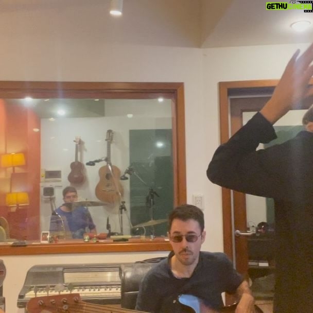 Jaze - 14.8K Likes - un poco del proceso de "mil procedimientos", cancion que sacamos la semana pasada y que recibieron lindoo !
clips de la produ con este solido team del loving @nicolasbtesh
@diegomema @ezequielkronenberg @guillesalort 🎶
y del videazo q hicimos con @4bismo @sebalynch_ @alejocastro21 de la mano de @dgexperiencecom y @sonymusicperu
gracias por el amor a este tema, se sigue preparando el 💿🪵