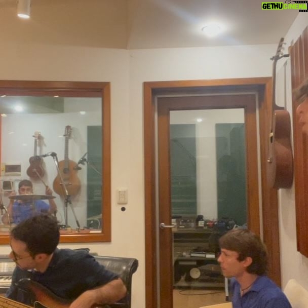Jaze - 14.8K Likes - un poco del proceso de "mil procedimientos", cancion que sacamos la semana pasada y que recibieron lindoo !
clips de la produ con este solido team del loving @nicolasbtesh
@diegomema @ezequielkronenberg @guillesalort 🎶
y del videazo q hicimos con @4bismo @sebalynch_ @alejocastro21 de la mano de @dgexperiencecom y @sonymusicperu
gracias por el amor a este tema, se sigue preparando el 💿🪵