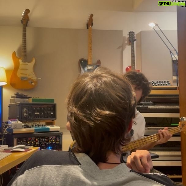 Jaze - 14.8K Likes - un poco del proceso de "mil procedimientos", cancion que sacamos la semana pasada y que recibieron lindoo !
clips de la produ con este solido team del loving @nicolasbtesh
@diegomema @ezequielkronenberg @guillesalort 🎶
y del videazo q hicimos con @4bismo @sebalynch_ @alejocastro21 de la mano de @dgexperiencecom y @sonymusicperu
gracias por el amor a este tema, se sigue preparando el 💿🪵