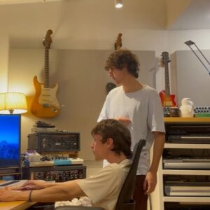 Jaze Instagram - un poco del proceso de "mil procedimientos", cancion que sacamos la semana pasada y que recibieron lindoo ! 
clips de la produ con este solido team del loving @nicolasbtesh 
@diegomema @ezequielkronenberg @guillesalort 🎶

y del videazo q hicimos con @4bismo @sebalynch_ @alejocastro21 de la mano de @dgexperiencecom y @sonymusicperu 

gracias por el amor a este tema, se sigue preparando el 💿🪵