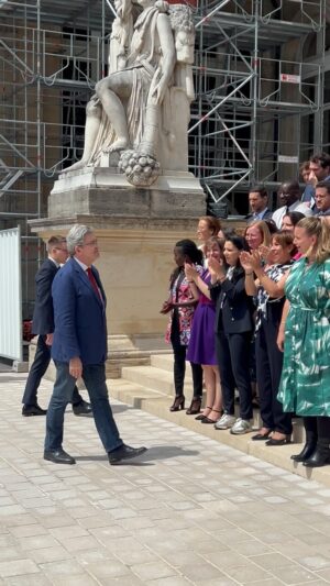 Jean-Luc Mélenchon Instagram - Prêt à tout changer avec @jlmelenchon 🇫🇷✊🔻