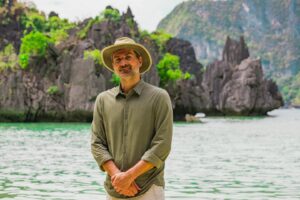 Jean-Thomas Jobin Instagram - La rétrospective de mon année 2023 dans un carrousel sous fond de nostalgie, de gratitude et de singeries ( littéralement)

Résumé: j’ai eu le privilège et surtout le grand plaisir de collaborer à l’adaptation de Survivor, mon émission préférée au monde. Beaucoup de fierté et de plaisirs associés à ce si beau jeu que j’aime tant. 🔥

J’ai aussi eu des expériences de scène grisantes: comme un autre Sous écoute devant 15 000 personnes avec de bons amis, et aussi le début de ma tournée avec mon nouveau spectacle Dix Stricts Trente Thés Un, qui se passe super bien jusqu’à présent. Merci d’être là ❤️. 

Ah pis je fus aussi une femme-singe bin fière de son poupon… mais SURTOUT: je suis maintenant l’heureux propriétaire de bobettes Corn Flakes! ( pas besoin de vous dire que c’est le point culminant de mon année)

Au plaisir de vous croiser en 2024 lors de ma tournée ou dans différents projets plaisants, je me trouve bien choyé de pouvoir vivre d’un métier qui me fait vivre plein de choses variées, atypiques et vraiment chouettes (proches parents du hibou)

Je vous souhaite un merveilleux 2024, plein de petits et grands bonheurs, de la paix, de la sérénité, de la santé… Et, idéalement, des caleçons Corn Flakes! 🙏🏻🍾🥂

BONNE ANNÉE! ❤️❤️❤️