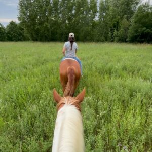 Jean-Thomas Jobin Instagram - Carrousel résumé d’une belle journée avec mon adorable amie @kimklavel. Pis j’ai formé des alliances avec tous les animaux de l’écurie. Particulièrement la chèvre Poupée qui a vécu une peine d’amour à mon départ! (Je risque de l’emmener en finale en tant que « goat ») (joke pour les initiés) 

Merci mon amie pour l’accueil chaleureux et merci aussi à sa maman Linda et son chum Réjean pour l’hospitalité équestre! 🐎