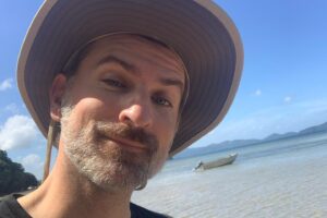 Jean-Thomas Jobin Instagram - La rétrospective de mon année 2023 dans un carrousel sous fond de nostalgie, de gratitude et de singeries ( littéralement)

Résumé: j’ai eu le privilège et surtout le grand plaisir de collaborer à l’adaptation de Survivor, mon émission préférée au monde. Beaucoup de fierté et de plaisirs associés à ce si beau jeu que j’aime tant. 🔥

J’ai aussi eu des expériences de scène grisantes: comme un autre Sous écoute devant 15 000 personnes avec de bons amis, et aussi le début de ma tournée avec mon nouveau spectacle Dix Stricts Trente Thés Un, qui se passe super bien jusqu’à présent. Merci d’être là ❤️. 

Ah pis je fus aussi une femme-singe bin fière de son poupon… mais SURTOUT: je suis maintenant l’heureux propriétaire de bobettes Corn Flakes! ( pas besoin de vous dire que c’est le point culminant de mon année)

Au plaisir de vous croiser en 2024 lors de ma tournée ou dans différents projets plaisants, je me trouve bien choyé de pouvoir vivre d’un métier qui me fait vivre plein de choses variées, atypiques et vraiment chouettes (proches parents du hibou)

Je vous souhaite un merveilleux 2024, plein de petits et grands bonheurs, de la paix, de la sérénité, de la santé… Et, idéalement, des caleçons Corn Flakes! 🙏🏻🍾🥂

BONNE ANNÉE! ❤️❤️❤️