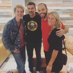 Jean-Thomas Jobin Instagram - De la superbe visite après mon show hier dans la loge à la @salleodyssee de Gatineau. @nicolas.survivorqc, celui surnommé affectueusement « Le p’tit Nico » mais qui s’est avéré si Grand. Rapidement dans le processus d’audition, on a été happé par ton éloquence, ta sensibilité, ton intelligence, ton histoire et ton côté ultra attachant. 7 mois plus tard, après un fort combatif parcours atypique très méritoire, tu es élu par tes pairs GRAND GAGNANT de @survivor.quebec. Quel chemin parcouru! Toi qui avais en Kim et Chris deux très bons adversaires en finale. Tu ne l’as pas volé. Sois fier et continue de sourire, celui-ci est contagieux 😊. Tu seras un magnifique ambassadeur du jeu. Bravo et peu importe ce que l’avenir te réserve, il sera sans doute comme toi: brillant! ⭐️⭐️⭐️🔥🔥🔥

P.S.: tel que promis, je te dédie le numéro sur les drapeaux, NE T’ÉVANOUIS PAS LAAAAAA !!! 😅😅

P.P.S.: gros merci aussi à deux beaux jurés, Karine et Sylvain, qui ont si bien nourri l’histoire dans le jeu. C’était vraiment agréable comme soirée! Me sentais quasiment dans la tribu Kalooban. Pis vu qu’ils gagaient AUCUNE récompense sur l’ile, je leur ai donné toute la bouffe de la loge!