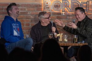 Jean-Thomas Jobin Instagram - Quelle soirée inoubliable pour moi à @sousecoute dimanche dernier avec mon idole @labreche.marc, j’ai eu des maux de ventre de rires à plusieurs reprises. Quel cerveau unique, j’ai une admiration ÉNORME pour ce talent si singulier. Cet humain est ni plus ni moins une mine d’or! Je me considère choyé d’avoir pu vivre ça de si près avec mon très bon ami @mikewardca, je n’aurais jamais voulu que ça cesse. L’épisode est en ligne pour les abonnés Patreon et sera disponible pour tous et toutes dans quelques semaines. Un épisode où on aura assisté à la naissance de T-up 😂😂😂. J’en ris encore. Marc et Mike, merci d’exister! Et je suis persuadé que de là haut, notre très cher @b4bus regardait cela avec un large sourire. Salut Jason! ❤️

P.S. : merci @michelgrenier pour ces clichés-souvenirs qui berceront mes vieux jours