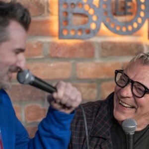 Jean-Thomas Jobin Instagram - Quelle soirée inoubliable pour moi à @sousecoute dimanche dernier avec mon idole @labreche.marc, j’ai eu des maux de ventre de rires à plusieurs reprises. Quel cerveau unique, j’ai une admiration ÉNORME pour ce talent si singulier. Cet humain est ni plus ni moins une mine d’or! Je me considère choyé d’avoir pu vivre ça de si près avec mon très bon ami @mikewardca, je n’aurais jamais voulu que ça cesse. L’épisode est en ligne pour les abonnés Patreon et sera disponible pour tous et toutes dans quelques semaines. Un épisode où on aura assisté à la naissance de T-up 😂😂😂. J’en ris encore. Marc et Mike, merci d’exister! Et je suis persuadé que de là haut, notre très cher @b4bus regardait cela avec un large sourire. Salut Jason! ❤️

P.S. : merci @michelgrenier pour ces clichés-souvenirs qui berceront mes vieux jours