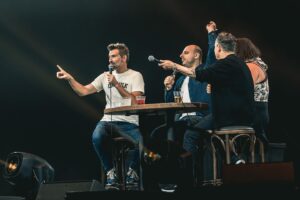 Jean-Thomas Jobin Instagram - Chu pas tombé c’coup-là! 🕺🏻🕺🏻🕺🏻(brag)

(Bin, pas contre mon gré en tout cas)

Folle soirée de @sousecoute à Québec devant 11000 personnes endiablées et sonores (haha)

Merci aux fans du podcast pour votre touchante loyauté et GIGA merci à Mike, que je regarde semi amoureusement sur chaque photo, pour ces moments magiques.

Crédit photos: @michelgrenier, qui travaille si fort dans ce projet 🙏🏻❤️