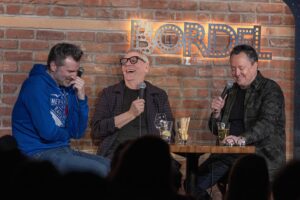 Jean-Thomas Jobin Instagram - Quelle soirée inoubliable pour moi à @sousecoute dimanche dernier avec mon idole @labreche.marc, j’ai eu des maux de ventre de rires à plusieurs reprises. Quel cerveau unique, j’ai une admiration ÉNORME pour ce talent si singulier. Cet humain est ni plus ni moins une mine d’or! Je me considère choyé d’avoir pu vivre ça de si près avec mon très bon ami @mikewardca, je n’aurais jamais voulu que ça cesse. L’épisode est en ligne pour les abonnés Patreon et sera disponible pour tous et toutes dans quelques semaines. Un épisode où on aura assisté à la naissance de T-up 😂😂😂. J’en ris encore. Marc et Mike, merci d’exister! Et je suis persuadé que de là haut, notre très cher @b4bus regardait cela avec un large sourire. Salut Jason! ❤️

P.S. : merci @michelgrenier pour ces clichés-souvenirs qui berceront mes vieux jours