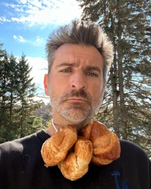 Jean-Thomas Jobin Instagram - Je veux pas manquer le bateau des publications déguisement alors je suis prêt pour ce soir: je suis déguisé en « Gars qui a des croissants qui lui pendouillent dans le cou parce que ce jeudi à l’Olympia, c’est la première médiatique montréalaise de son nouveau show Dix Stricts Trente Thés 1 et qu’à l’approche du Jour J, son niveau de fébrilité augmente d’heure en heure en ordre croissant ». 

J’ai juste un peu peur que les gens chez qui je vais sonner ne devinent pas spécifiquement toute la psychologie derrière le déguisement. 🤷🏻‍♂️😕. Je vais leur donner 3-4 chances je pense. 

Pis je leur dirai qu’il reste des billets si jamais ils ont envie de venir et que le lien pour l’achat est dans ma bio. 

Ça risque d’être d’assez longues conversations dans chaque maison, dans le fond.

P.S.: On fait de la promo comme on peut hen 🕺🏻😅

#Halloween #leroiduhashtag
