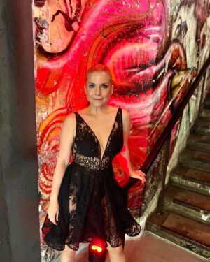 Jeanette Biedermann Instagram - Was für ein schöner Abend gestern @bunte_magazin @bunte_newfaces vielen Dank, für die Einladung! So eine schöne Location @fotografiska.berlin ! #🤗 

So, jetzt geht’s wieder ans Proben, fürs Couch-Konzert! #🤩 Wer von euch ist mit dabei? Es sind nur noch ganz wenige Karten, also wer noch kommen möchte, schnell Tickets sichern…. #🥳 

Ich wünsche euch ein tolles Wochenende! #😘 

#jeanettebiedermann #musik #neuemusik #livemusik #💗