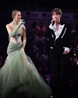 Jeffrey Ngai Instagram - 「致我們的夢想」
捱過它 就重新起歌🔥
多謝 @sammi_chengsauman 姐姐同我分享呢個咁寶貴嘅舞台
仲首唱咗 「致我們的夢想」
今晚真係好開心 好好玩 
係夢寐以求嘅紅館 多謝大家嘅熱情❤️‍🔥

wardrobe/ suit from @balmain 
jewels/ @bvlgari