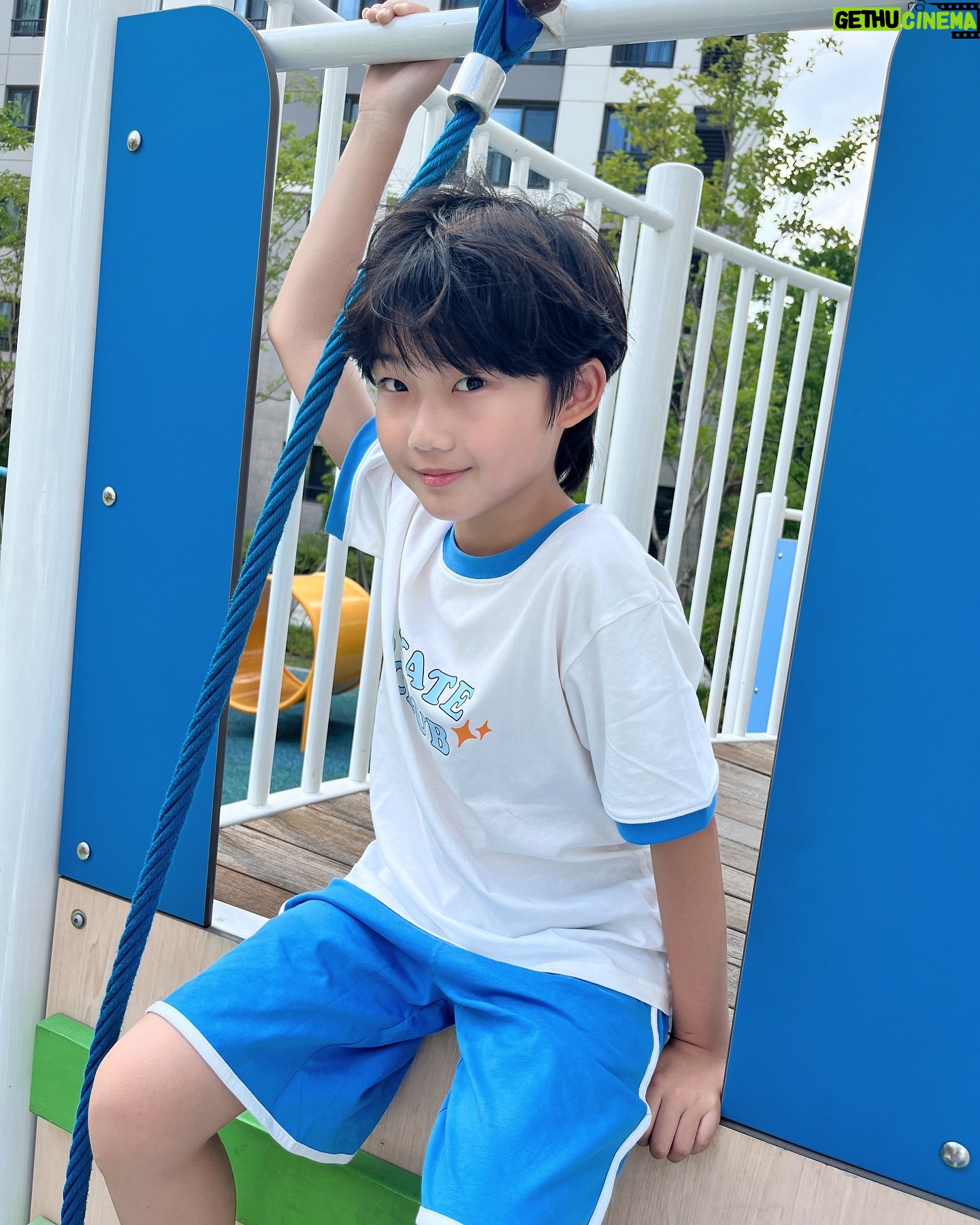 Jegal Eun-yu - 868 Likes - #협찬 @topten10kids_official
놀이터가 제일 신나능 10짤 어린이💙
🩵💙
테마 Y2K 립배색 레터링 티셔츠
테마 Y2K 립배색 레터링 링거4부 니트쇼츠
은유 134cm 26kg 140
@topten10kids_official
#TOPTEN1OKIDS #TOPTENKIDS
#탑텐키즈 #탑텐키즈서포터즈 #키즈반팔티 #키즈반바지 #키즈여름셋업 #썸머룩 #놀이터 #초딩 #10살 #아들
#키즈모델 #남아모델 #주니어모델