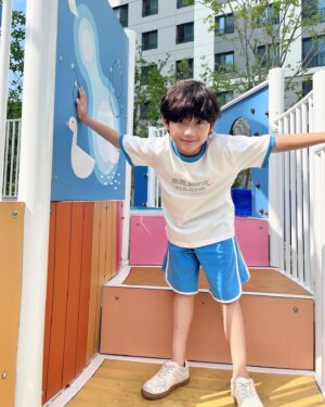 Jegal Eun-yu Instagram - #협찬 @topten10kids_official 
놀이터가 제일 신나능 10짤 어린이💙

🩵💙
테마 Y2K 립배색 레터링 티셔츠
테마 Y2K 립배색 레터링 링거4부 니트쇼츠 

은유 134cm 26kg 140

@topten10kids_official

#TOPTEN1OKIDS #TOPTENKIDS
#탑텐키즈 #탑텐키즈서포터즈 #키즈반팔티 #키즈반바지 #키즈여름셋업 #썸머룩 #놀이터 #초딩 #10살 #아들 
#키즈모델 #남아모델 #주니어모델