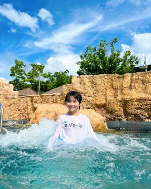 Jegal Eun-yu Instagram - #협찬 @discoveryexpeditionkids_kr 
와우 눈치싸움 성공!!!
물놀이하는데 내내 날이 너무 좋다~
시원한 물에서 참방거리니 더위도 싹 날아가고
넘나 행복~

집오는길에는 비가 엄청내려서 무서웠다는 후문이~~

밝은색상 래쉬가드로 입어서 내리쬐는 태양에도 뜨겁지 않았어요

🤍키즈 김다예 콜라보 그래픽 워터 긴팔티셔츠: 신축성, 복원력 우수, UPF 소재로 UV 차단 기능
🩵키즈 김다예 콜라보 올오버 패턴 워터숏: 신축성, 복원력 우수, UPF 소재로 UV 차단 기능
🖤클리어 토트 크로스 투웨이백 : 클리어한 소재로 피크닉, 리조트룩에 포인트 / 투웨이 연출 가능

#리틀디스커버러 #디스커버리키즈 #키즈수영복 #디스커버리키즈수영복 
#디스커버리키즈래쉬가드 #남아래쉬가드 #키즈티셔츠 #아동티셔츠 #아동수영복 #키즈인플루언서 #키즈모델
#오션월드