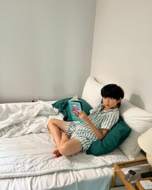 Jegal Eun-yu Instagram - #협찬 @sigongjr 

모닝 책읽기📖📕
독서로 시작하는 주말 아침
옆에서 떠드는 선우는 신경도 안쓰고 집중집중
푹 빠져서 읽고있어요

<방과 후 미스터리 클럽>은 일본 아동 베 스트셀러로 아마존재팬에서 1~3위 순위 에 올랐으며
일본 전국 학교 도서관 협의회에서 선정될 만큼 큰 사랑을 받고 있는 초등학교 저-중 학년 탐정 시리즈라서 그런지
읽고있는 은유의 집중력이 엄청습니다
독서왕이 되기를📚

#독서 #책읽기 #방과후미스터리클럽 #시공주니어 #주말아침 #일상 
#초등도서 #도서추천