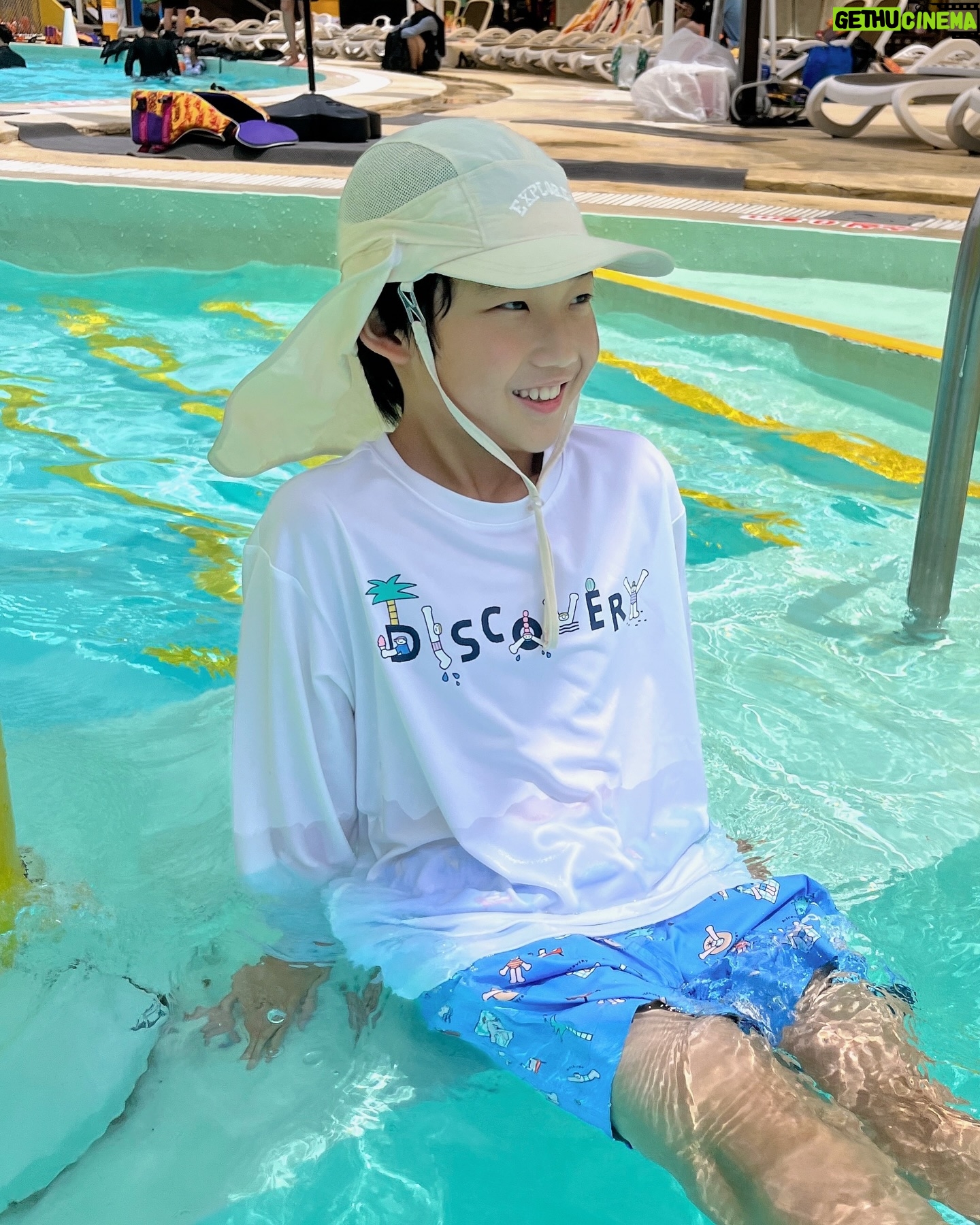 Jegal Eun-yu - 589 Likes - #협찬 @discoveryexpeditionkids_kr
와우 눈치싸움 성공!!!
물놀이하는데 내내 날이 너무 좋다~
시원한 물에서 참방거리니 더위도 싹 날아가고
넘나 행복~
집오는길에는 비가 엄청내려서 무서웠다는 후문이~~
밝은색상 래쉬가드로 입어서 내리쬐는 태양에도 뜨겁지 않았어요
🤍키즈 김다예 콜라보 그래픽 워터 긴팔티셔츠: 신축성, 복원력 우수, UPF 소재로 UV 차단 기능
🩵키즈 김다예 콜라보 올오버 패턴 워터숏: 신축성, 복원력 우수, UPF 소재로 UV 차단 기능
🖤클리어 토트 크로스 투웨이백 : 클리어한 소재로 피크닉, 리조트룩에 포인트 / 투웨이 연출 가능
#리틀디스커버러 #디스커버리키즈 #키즈수영복 #디스커버리키즈수영복
#디스커버리키즈래쉬가드 #남아래쉬가드 #키즈티셔츠 #아동티셔츠 #아동수영복 #키즈인플루언서 #키즈모델
#오션월드