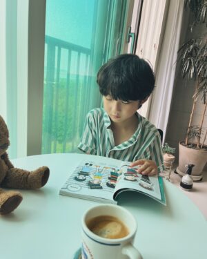 Jegal Eun-yu Instagram - #협찬 @sigongjr 

모닝 책읽기📖📕
독서로 시작하는 주말 아침
옆에서 떠드는 선우는 신경도 안쓰고 집중집중
푹 빠져서 읽고있어요

<방과 후 미스터리 클럽>은 일본 아동 베 스트셀러로 아마존재팬에서 1~3위 순위 에 올랐으며
일본 전국 학교 도서관 협의회에서 선정될 만큼 큰 사랑을 받고 있는 초등학교 저-중 학년 탐정 시리즈라서 그런지
읽고있는 은유의 집중력이 엄청습니다
독서왕이 되기를📚

#독서 #책읽기 #방과후미스터리클럽 #시공주니어 #주말아침 #일상 
#초등도서 #도서추천