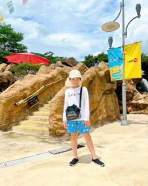 Jegal Eun-yu Instagram - #협찬 @discoveryexpeditionkids_kr 
와우 눈치싸움 성공!!!
물놀이하는데 내내 날이 너무 좋다~
시원한 물에서 참방거리니 더위도 싹 날아가고
넘나 행복~

집오는길에는 비가 엄청내려서 무서웠다는 후문이~~

밝은색상 래쉬가드로 입어서 내리쬐는 태양에도 뜨겁지 않았어요

🤍키즈 김다예 콜라보 그래픽 워터 긴팔티셔츠: 신축성, 복원력 우수, UPF 소재로 UV 차단 기능
🩵키즈 김다예 콜라보 올오버 패턴 워터숏: 신축성, 복원력 우수, UPF 소재로 UV 차단 기능
🖤클리어 토트 크로스 투웨이백 : 클리어한 소재로 피크닉, 리조트룩에 포인트 / 투웨이 연출 가능

#리틀디스커버러 #디스커버리키즈 #키즈수영복 #디스커버리키즈수영복 
#디스커버리키즈래쉬가드 #남아래쉬가드 #키즈티셔츠 #아동티셔츠 #아동수영복 #키즈인플루언서 #키즈모델
#오션월드
