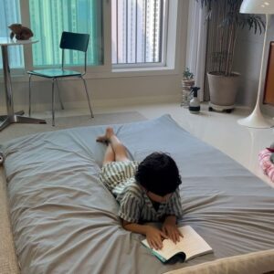 Jegal Eun-yu Instagram - #협찬 @sigongjr 

모닝 책읽기📖📕
독서로 시작하는 주말 아침
옆에서 떠드는 선우는 신경도 안쓰고 집중집중
푹 빠져서 읽고있어요

<방과 후 미스터리 클럽>은 일본 아동 베 스트셀러로 아마존재팬에서 1~3위 순위 에 올랐으며
일본 전국 학교 도서관 협의회에서 선정될 만큼 큰 사랑을 받고 있는 초등학교 저-중 학년 탐정 시리즈라서 그런지
읽고있는 은유의 집중력이 엄청습니다
독서왕이 되기를📚

#독서 #책읽기 #방과후미스터리클럽 #시공주니어 #주말아침 #일상 
#초등도서 #도서추천