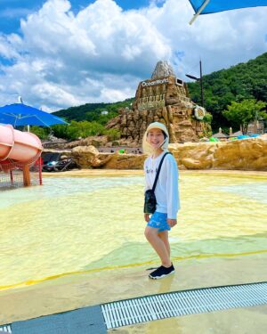 Jegal Eun-yu Instagram - #협찬 @discoveryexpeditionkids_kr 
와우 눈치싸움 성공!!!
물놀이하는데 내내 날이 너무 좋다~
시원한 물에서 참방거리니 더위도 싹 날아가고
넘나 행복~

집오는길에는 비가 엄청내려서 무서웠다는 후문이~~

밝은색상 래쉬가드로 입어서 내리쬐는 태양에도 뜨겁지 않았어요

🤍키즈 김다예 콜라보 그래픽 워터 긴팔티셔츠: 신축성, 복원력 우수, UPF 소재로 UV 차단 기능
🩵키즈 김다예 콜라보 올오버 패턴 워터숏: 신축성, 복원력 우수, UPF 소재로 UV 차단 기능
🖤클리어 토트 크로스 투웨이백 : 클리어한 소재로 피크닉, 리조트룩에 포인트 / 투웨이 연출 가능

#리틀디스커버러 #디스커버리키즈 #키즈수영복 #디스커버리키즈수영복 
#디스커버리키즈래쉬가드 #남아래쉬가드 #키즈티셔츠 #아동티셔츠 #아동수영복 #키즈인플루언서 #키즈모델
#오션월드