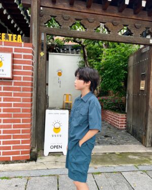 Jegal Eun-yu Instagram - #협찬 @topten10kids_official 
갑자기 비가 쏟아지다가 해가 쨍 나오다가
종잡을수 없는 날씨~
너무너무 덥고 습했지만 
다니는 길마다 정말 예뻐서 찰칵찰칵📸

오늘도 수고했어💙

은유입은옷
테마 썸머캠프 입체포켓 반팔 셔츠 140
테마 썸머캠프 입체포켓 4부 쇼츠 140

스트레치가 좋고 주름 가공이 가미되어 청량한 터치감에 체크✅
상,하의 양쪽 빅 입체 포켓 디자인으로 캠핑 무드의 트렌디한 감성✅

#탑텐키즈 #탑텐 #캠핑룩 #키즈코디 #주니어룩 
#키즈룩 #남아코디 #키즈모델 #주니어모델 #아역배우