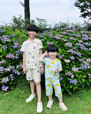 Jegal Eun-yu Instagram - 예쁜 수국이 한가득 피어있는곳
이곳이 어디일까요💜💜💙💙
아이들이랑 가기좋은곳
아이들이 너무 좋아하는곳
엄마는 더 좋아하는곳

이곳은 바로~~

친정집 정원 🪻🪻🪻

아빠가 열심히 꾸민 예쁜 꽃동산~

#수국 #친정 #형제 #정원 #아들둘
#일상 #소확행 #여행 #힐링
#예쁜정원 #예쁜꽃 #우유형제 #형제스타그램