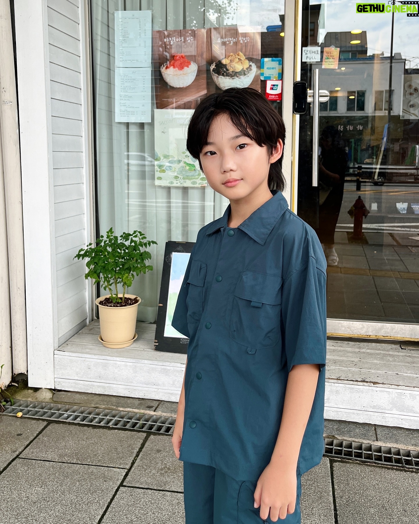 Jegal Eun-yu - 615 Likes - #협찬 @topten10kids_official
갑자기 비가 쏟아지다가 해가 쨍 나오다가
종잡을수 없는 날씨~
너무너무 덥고 습했지만
다니는 길마다 정말 예뻐서 찰칵찰칵📸
오늘도 수고했어💙
은유입은옷
테마 썸머캠프 입체포켓 반팔 셔츠 140
테마 썸머캠프 입체포켓 4부 쇼츠 140
스트레치가 좋고 주름 가공이 가미되어 청량한 터치감에 체크✅
상,하의 양쪽 빅 입체 포켓 디자인으로 캠핑 무드의 트렌디한 감성✅
#탑텐키즈 #탑텐 #캠핑룩 #키즈코디 #주니어룩
#키즈룩 #남아코디 #키즈모델 #주니어모델 #아역배우