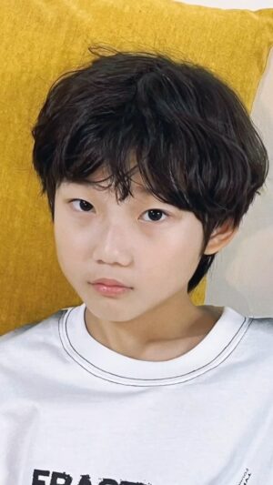 Jegal Eun-yu Instagram - 하 이 다크를 어쩌죠🤦‍♀️
매번 볼때마다 다크때문에 속상
다크 해결법 아시는분 계신가요

고수님들 제발좀 도와주세요🙏🏻

이거 해서 효과있다 다 알려주세요 
모두 해볼께요!!!!

#다크 #다크서클 #아들 #다크서클없애는법
#키즈모델 #주니어모델 #15년생
#초3 #아역 #아역배우 #남아모델