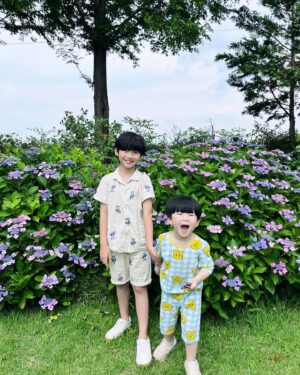 Jegal Eun-yu Instagram - 예쁜 수국이 한가득 피어있는곳
이곳이 어디일까요💜💜💙💙
아이들이랑 가기좋은곳
아이들이 너무 좋아하는곳
엄마는 더 좋아하는곳

이곳은 바로~~

친정집 정원 🪻🪻🪻

아빠가 열심히 꾸민 예쁜 꽃동산~

#수국 #친정 #형제 #정원 #아들둘
#일상 #소확행 #여행 #힐링
#예쁜정원 #예쁜꽃 #우유형제 #형제스타그램