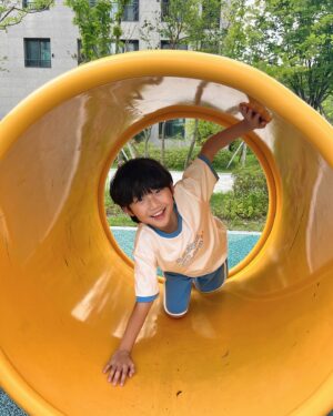 Jegal Eun-yu Instagram - #협찬 @topten10kids_official 
놀이터가 제일 신나능 10짤 어린이💙

🩵💙
테마 Y2K 립배색 레터링 티셔츠
테마 Y2K 립배색 레터링 링거4부 니트쇼츠 

은유 134cm 26kg 140

@topten10kids_official

#TOPTEN1OKIDS #TOPTENKIDS
#탑텐키즈 #탑텐키즈서포터즈 #키즈반팔티 #키즈반바지 #키즈여름셋업 #썸머룩 #놀이터 #초딩 #10살 #아들 
#키즈모델 #남아모델 #주니어모델