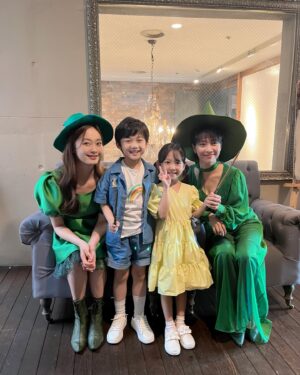 Jegal Eun-yu Instagram - 여기저기서 들어온 제보
마데카솔 은유인가요!!! ㅎㅎ 
네 맞아요 은유에요~~

대세 송지효님과 전소민님을 만나
너무너무 흥분하고 행복했던 촬영💚

이날 퉁퉁 부운 눈이 아쉬웠지만
엄마는 눈호강에 행복했다~🥰🥰

감사해요 @_firstmodel_ 

#마데카솔광고 #광고촬영 #멍돌자매