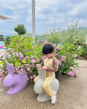 Jegal Eun-yu Instagram - 해외여행 뭐하러가요 여기가 더 좋은데~🏖️🌴
언제나 느끼지만 뷰가 정말 예술💚

수족구때문에 일주일간 아프고
학교도 얼집도 놀러도 못가고 고생했던 아이들을 위해
확진소견서 받은기념으로 힐링되는곳에 다녀왔어요~

밥도 너무 맛나고 차도 맛있고~~직원분들도 친절한곳~

모처럼 외출이 정말 행복했네요!!!

아이들이랑 가기 너무너무 좋은곳
집에 안가겠다고 때쓰는 아이들한테 
다음에 또 방문하기로 약속하고 겨우 빠져나온건 안비밀🤣

#여행 #아이랑가기좋은곳 #아이와가볼만한곳 #포천여행
#포천핫플 #물놀이 #카페 #수영 #물놀이카페 #수영장카페 
#포천카페 #서울인근여행 #구디가든 #아이와여행 #우유형제
#아들둘 #서울근교수영장카페